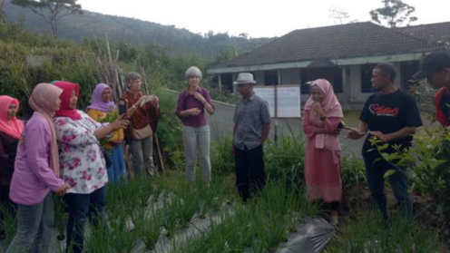 Meningkatkan kapasitas perempuan dalam pengelolaan sumber daya alam dan potensi lokal