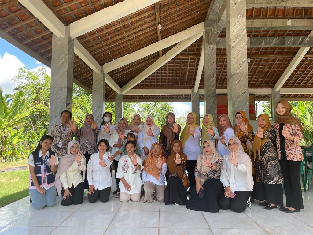 Kader perempuan dari tigas desa berkumpul di Balai Desa Pentur, Boyolali, dalam pertemuan rutin perdalam mekanisme rujukan bagi korban, Rabu (22/7/2026). (Foto: SPEK-HAM)