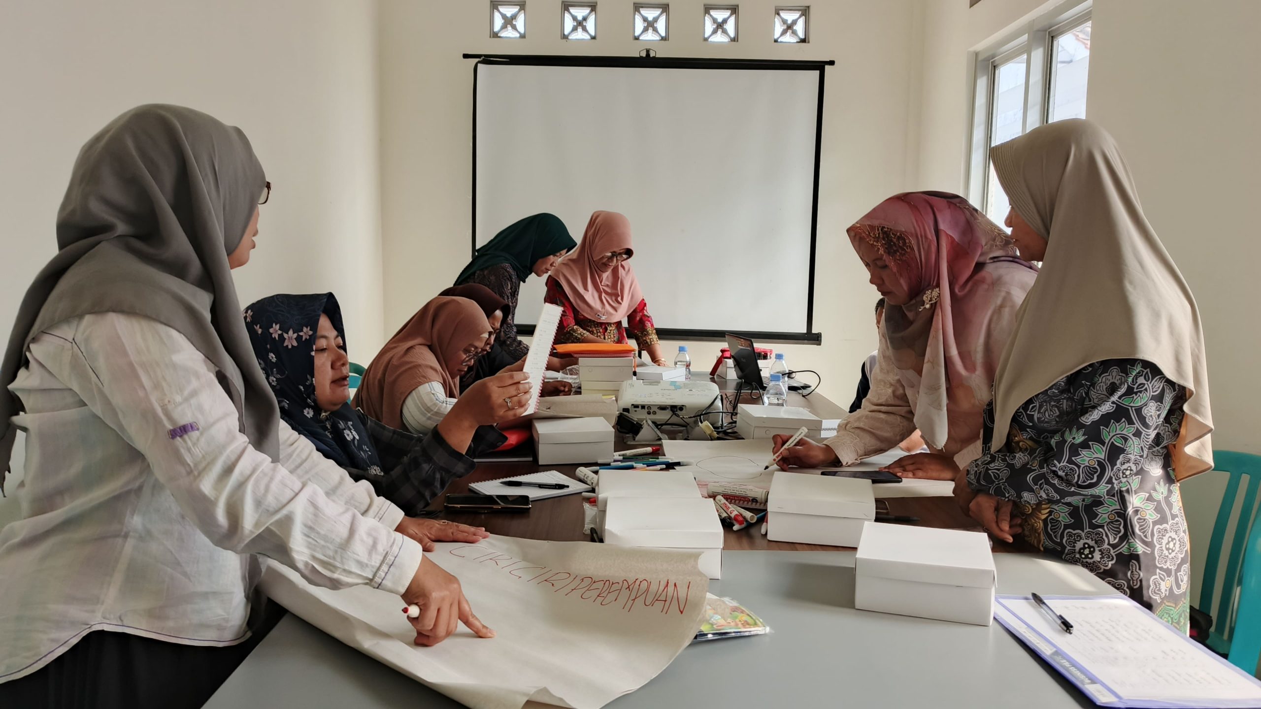 Kader perempuan di Desa Jelok, Boyolali tampak sedang menyusun dokumen dalam diskusi layanan berbasis komunitas pada Kamis (13/8/2026). (Foto: Magang UNS/SPEK-HAM)