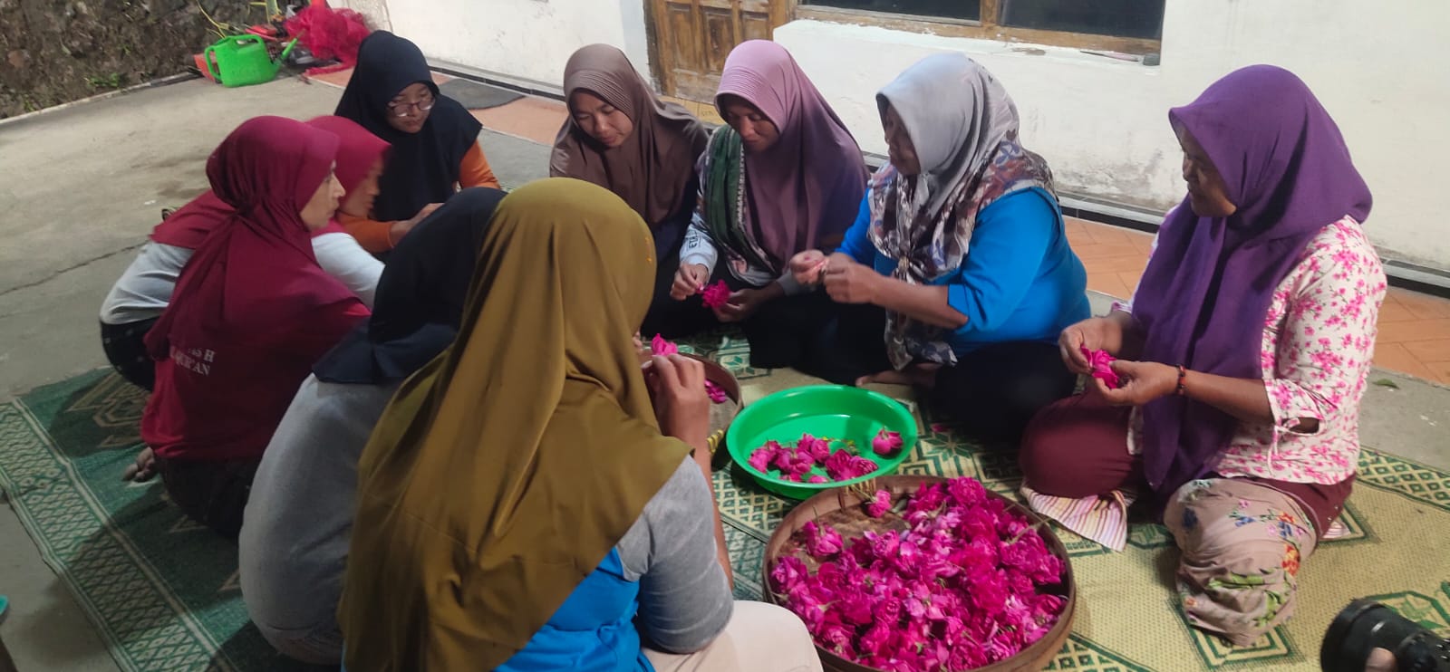 Kader perempuan sedang merapikan bunga mawar. (Foto: Miftahul Huda/SPEK-HAM)