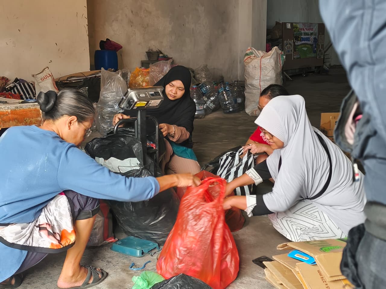 Anggota Bank Sampah Sumber Rejeki sedang memilah sampah untuk ditimbang, Kamis (20/8/2026). (Foto: I.K Nino Sativara/SPEK-HAM)