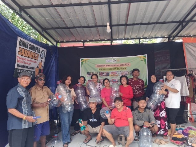 Perempuan Gilingan berfoto bersama di Bank Sampah Sadarela pada Selasa, (28/7/2026). (Foto: Sustainable Livelihood/SPEK-HAM)