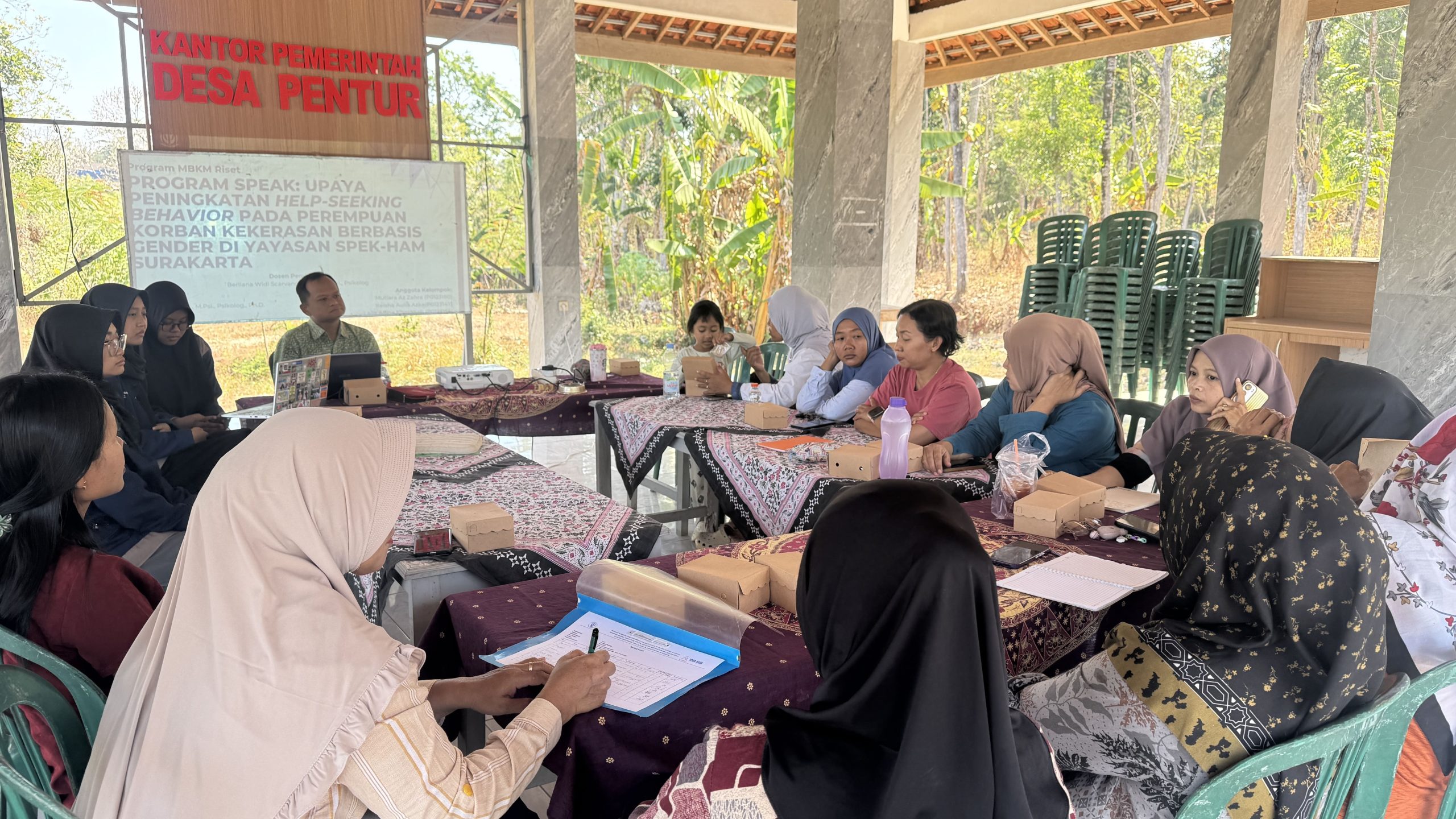 Kader paralegal Pentur dalam pertemuan rutin di Balai Desa pada Rabu (23/9/2026). (Foto: Magang SPEK-HAM)