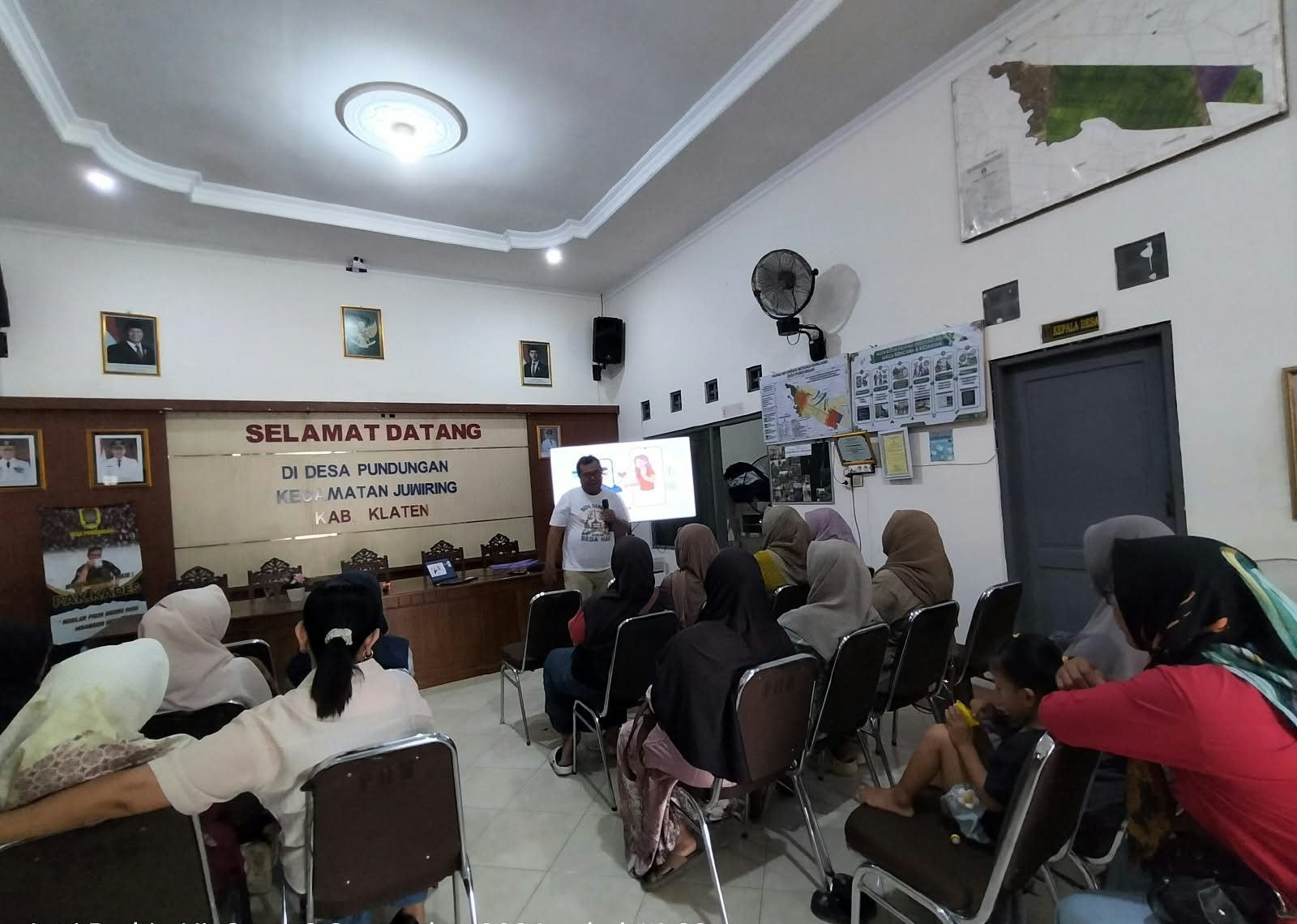 Warga Pundungan mengikuti kegiatan pencegahan love scamming bertempat di Balai Desa Pundungan, Klaten pada Rabu (2/9/2026). (Foto: Antonius Danang Wijayanto/SPEK-HAM)