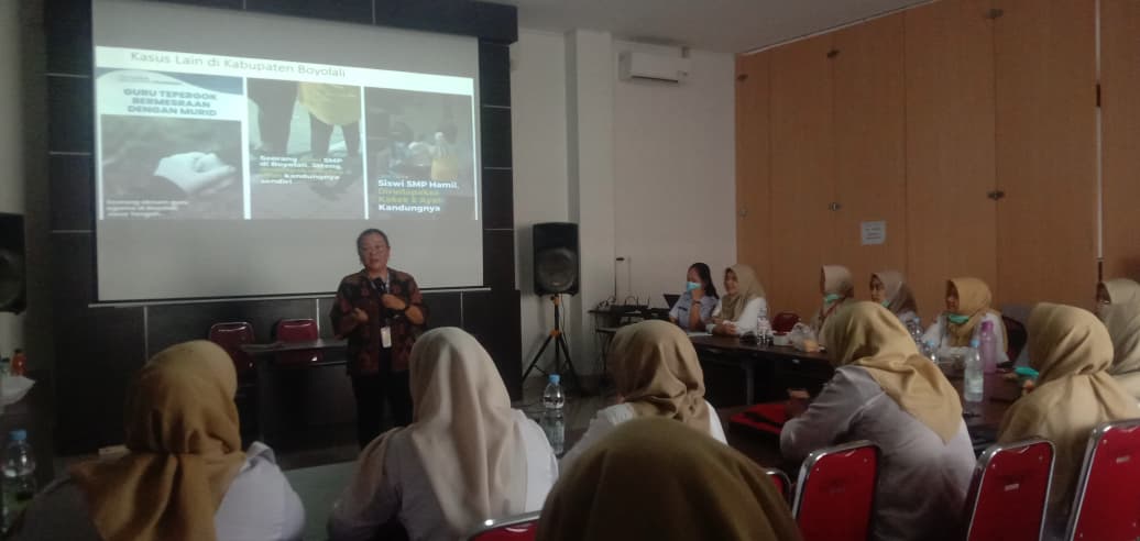 Direktur SPEK-HAM Surakarta, Rahayu Purwaningsih dalam sesi materi pada Multi Stakeholder Meeting bersama layanan kesehatan dan Dinas Kesehatan Kabupaten Boyolali pada Rabu (30/9/2026) . (Foto: Henrico Fajar/SPEK-HAM)