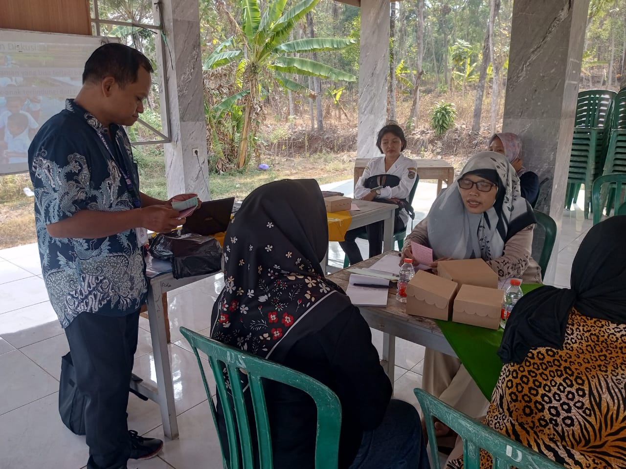 Kader Perempuan Pentur tengah mengikuti sesi diskusi dalam pertemuan rutin bertema Pencegahan Child Grooming di Balai Desa Pentur pada Rabu (30/9/2026). (Foto: Henrico Fajar/SPEK-HAM)