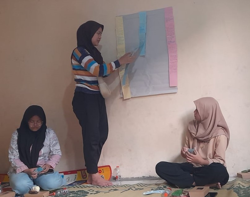 Anggota Bank Sampah Sadarela sedang melakukan mapping perencanaan untuk pengolahan maggot lewat pemilahan sampah organik di Posko Sadarela Gilingan pada Jumat (2/10/2026). (Foto: Soepadmin/SPEK-HAM)